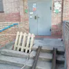 В Рязани опасную дыру у подъезда закрыли деревянным поддоном