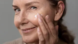 Морщины тают, как снег: это природное средство освежает кожу, возвращает ей молодость и придает фарфоровое сияние