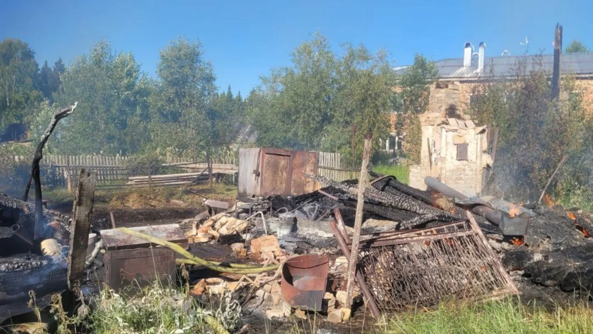 Два пожара в Коми уничтожили здания и унесли жизнь человека