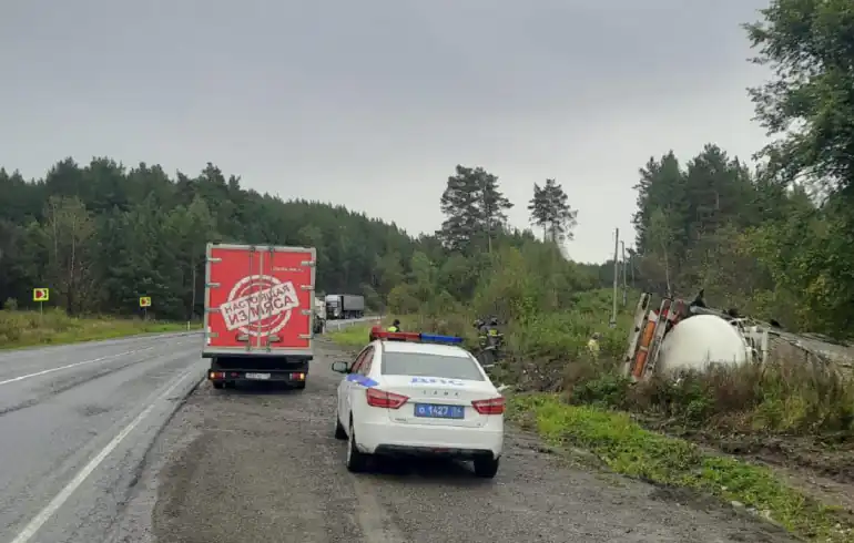 В Челябинской области авария с фурой, перевозившей химикаты, парализовала движение на трассе М-5