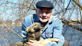 Пенсионер из Рязани спас щенка: питомец застрял под арматурой