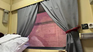 Семья выкупила целое купе, а к ним подсадили двух теток: как правильно поступить, чтобы остаться "в дамках"