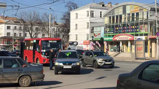 ДТП на Первомайском проспекте: автобус и легковушка не поделили дорогу