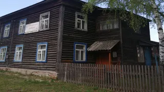 Власти Красной Горбатки поселили семью с ребёнком в аварийном доме