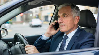 В Татарстане начнут ловить по камерам водителей за использование телефонов во время движения