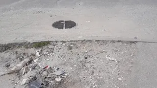 Мусор и песок: на улице Новоселов остановка зарастает грязью