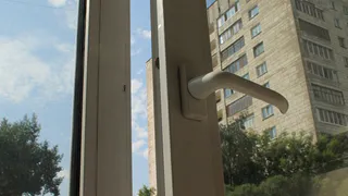 На Чкалова из окна третьего этажа выпал ребенок