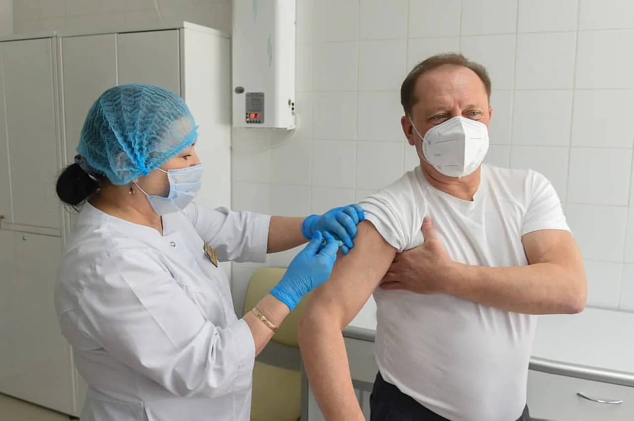 Подает пример: глава Нижнекамского района вакцинировался вторым компонентом