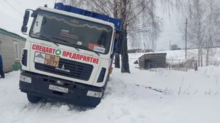 Мусоровоз увяз в снегу под Брянском