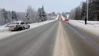 Водитель такси не удержал управление и спровоцировал лобовое столкновение в Сыктывкаре