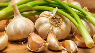 Для чеснока размером с кулак – обязательно: добавьте 1 ст.л. на 10 л – и ядреные головки собираем ведрами