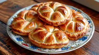 Ленивые пирожки за несколько минут — даже духовка не понадобится: сочная начинка и золотистая корочка