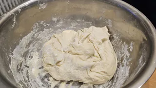 Взяла муку и минералку - на выходе получила постное слоеное тесто. Идеально и для сладкой выпечки, и для пирожков