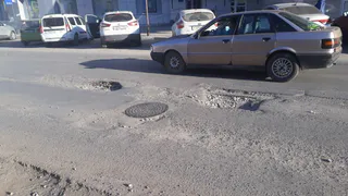 На Тимакова такие ямы, убиться можно – жалуется мотоциклистка на дорогу в Рязани