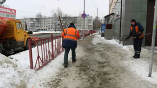 149 человек и 70 единиц техники сражаются с гололедом в Брянске