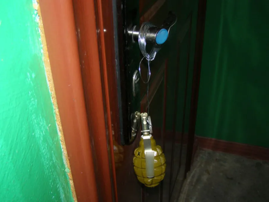 Бывший сотрудник полиции из Челнов заминировал квартиру с женщиной и ребенком