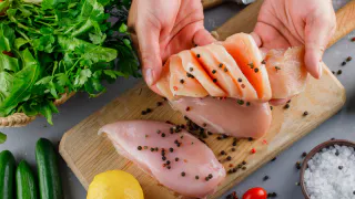 В мясе полчища микробов: Роскачество обнаружило бренды филе цыпленка, которые не стоит покупать