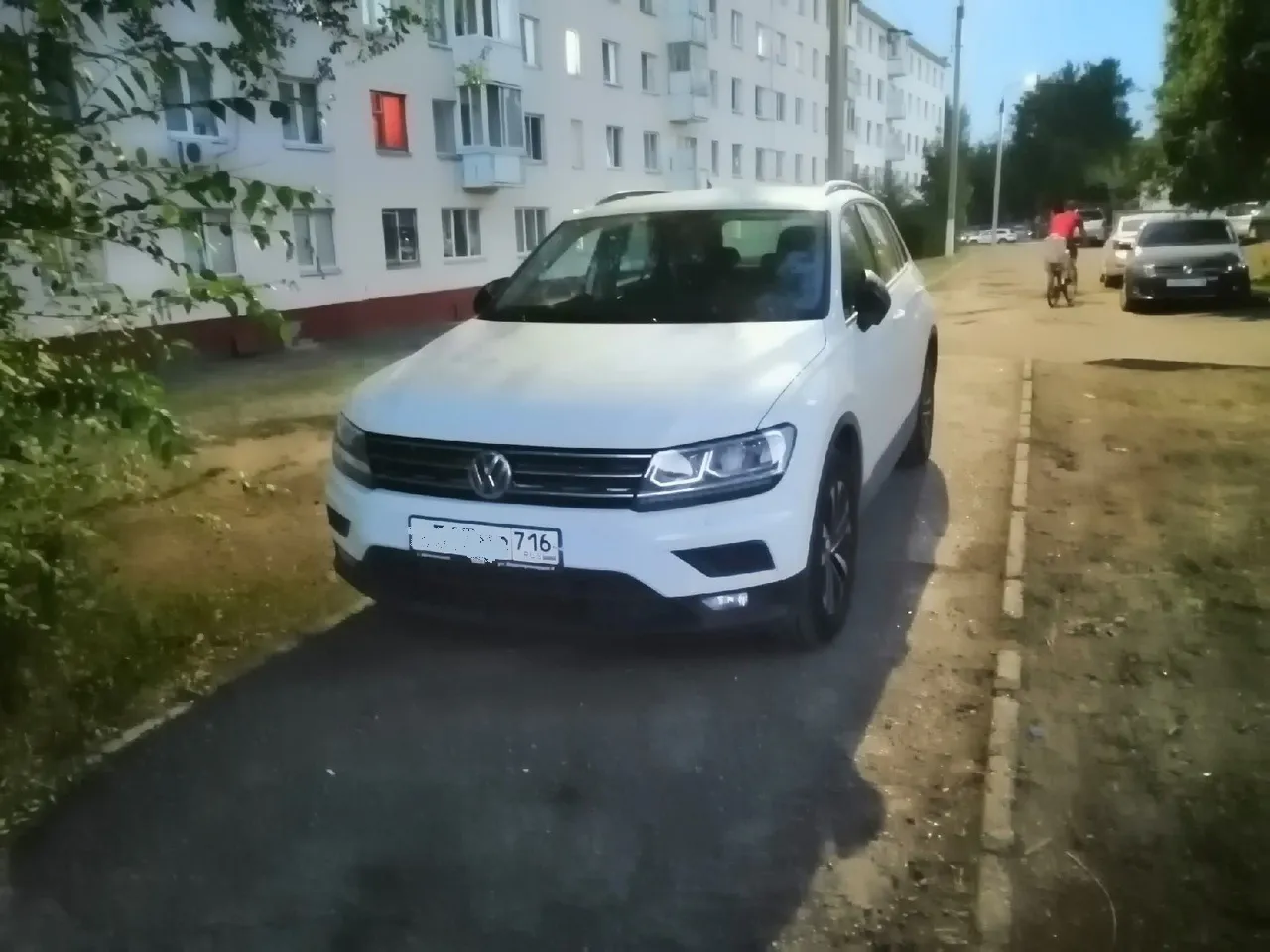 Незаконная парковка: водители оставили свои машины на тротуаре