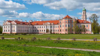 "Пирожные за 3 рубля и любят русских": россиянка оставила четный отзыв об отдыхе в Минске 