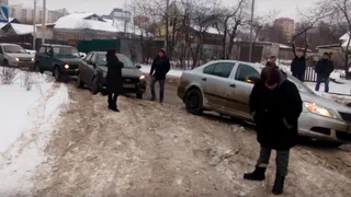 Автолюбители в Рязани объезжают ДТП по территории памятника погибшим в ВОВ