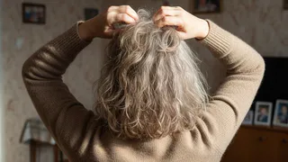 Объемные волосы без выпадения и перхоти: добавляю 0,5 ч.л. средства прямо в шампунь — становятся в 2 раза чище и растут быстрее