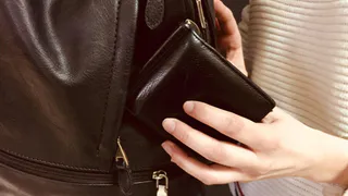 На площади Победы две девушки таскают у рязанцев кошельки