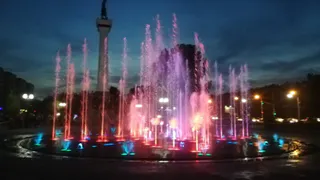 Коммунальщики в тестовом режиме запустили поющий фонтан на Московском