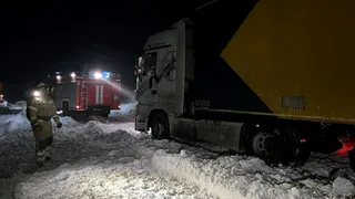 Под Магнитогорском в снегу застряли три грузовика