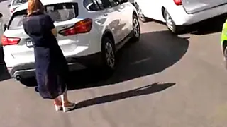 На Семашко девушка на "БМВ" встала поперёк дороги