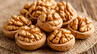 Перестала чистить грецкие орехи – беру бутылку: щелкаются легче семечек, при этом ядро остаётся целое