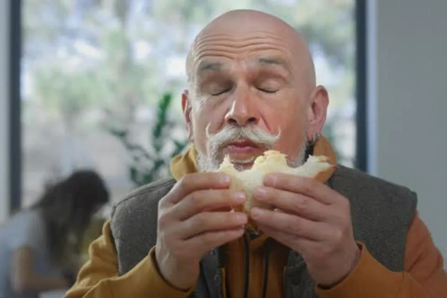 Питание в стиле «чай с бутербродом» очень опасно для пожилых людей