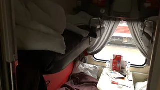 Борьба за нижние полки в поезде продолжается: хитрые мамочки придумали способ заставить пассажира уступить полку снизу - не ведитесь