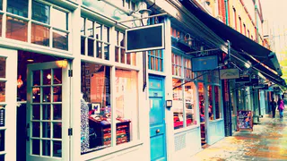 В 1873 году несправедливо уволенный продавец основал крупнейшую сеть магазинов с распродажами: какое качество помогло ему стать миллионером