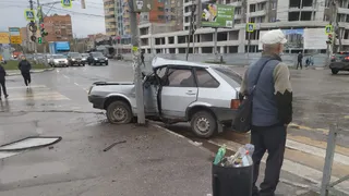 Не справился с управлением: у "Круиза" рязанец врезался в светофор