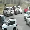 В Коми пьяный мужчина повредил чужую иномарку и уснул на её крыше