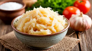 Всего сутки и готово: соседская бабушка научила так квасить капусту - получается хрустящей и вкуснющей