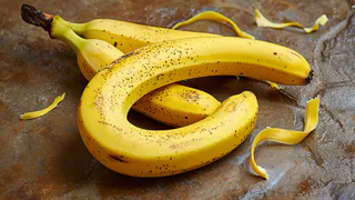 Банановую кожуру посыпаю солью — весь май не нарадуюсь своей смекалке: идеальный лайфхак для лентяев