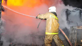 Приехали пять единиц техники: на улице Тимакова загорелась квартира