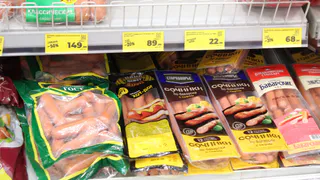 Можно смело покупать – там лишь чистое мясо: Роскачество назвало лучшие марки сосисок и сарделек