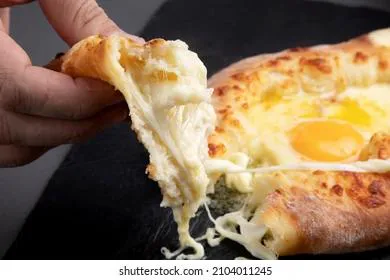 Правильно едим хачапури по-аджарски