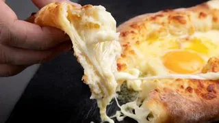 Правильно едим хачапури по-аджарски