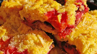 Когда сливы уже девать некуда, готовлю немецкий пирог "Три стакана": в 100 раз вкуснее надоевшей шарлотки - и намного проще в готовке