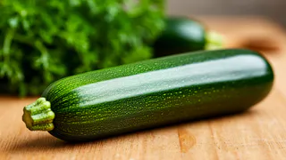 Кабачки летом не жарю и не запекаю: закуска к мясу за 15 минут - гости сметают с тарелок и просят добавки