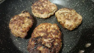 Шеф-повар подсказал простой приём, благодаря которому еда больше не пригорает — работает на любой кухне