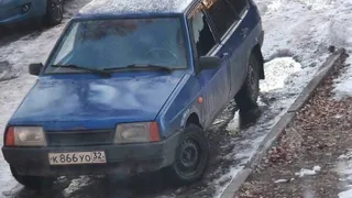 В городе Фокино Брянской область хулиганы разбили стекло легковушки и украли аккумулятор
