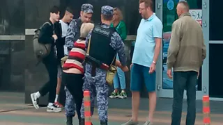 В Брянске молодые бойцы Росгвардии задержали женщину