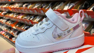 Кроссовки станут белее снега без стирки: нанесите эту кашицу на 15 минут - грязь отойдет сама