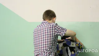 Резал пилой: в Коми мужчина пытался убить знакомого на лестничной площадке