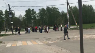 В Дягилеве на остановке собралась толпа народу в ожидании маршрутки 