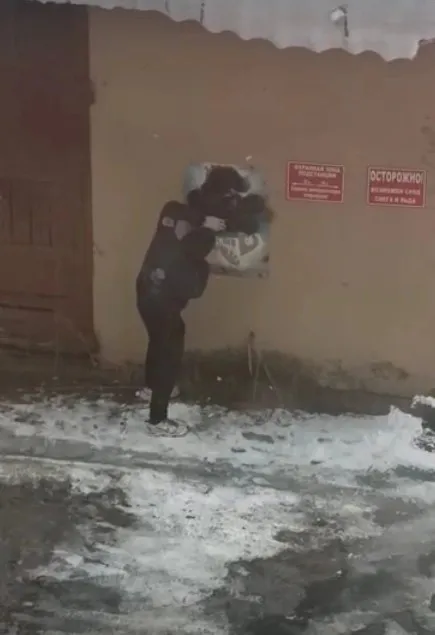 Магнитогорец разрисовывает стены зданий, а в ответ на замечания показывает неприличные жесты